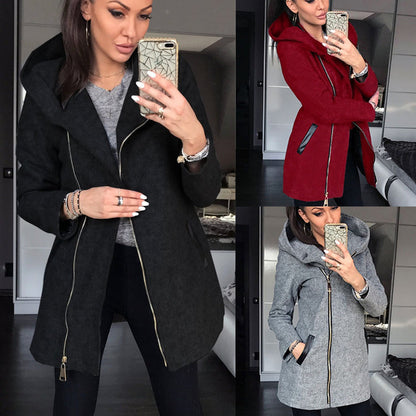 Amara hooded jas met asymmetrische ritssluiting – een stijlvolle combinatie van moderne elegantie en comfort. Ideaal voor casual uitjes, wandelingen of avondgelegenheden. Verkrijgbaar in rood, grijs en zwart, maten S-4XL. De flatterende pasvorm en knusse capuchon maken het een veelzijdige keuze voor elk seizoen. Voeg warmte en een edgy touch toe aan je garderobe met de Amara. Bestel nu en ervaar chique comfort in elke setting!
