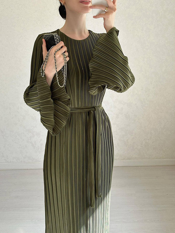 Thandeka is een elegante geplooide jurk met wijd uitlopende mouwen, perfect voor formele evenementen en chique avonden uit. Het flatterende ontwerp en de comfortabele pasvorm zorgen voor een stijlvolle en moeiteloze look. Gemaakt van hoogwaardige stof voor een luxe uitstraling. Verkrijgbaar in beige, roze, blauw, zwart, koningsblauw, grijs en olijfgroen, maten S-2XL. Upgrade je avondgarderobe met Thandeka en straal tijdloze elegantie uit. Bestel nu!