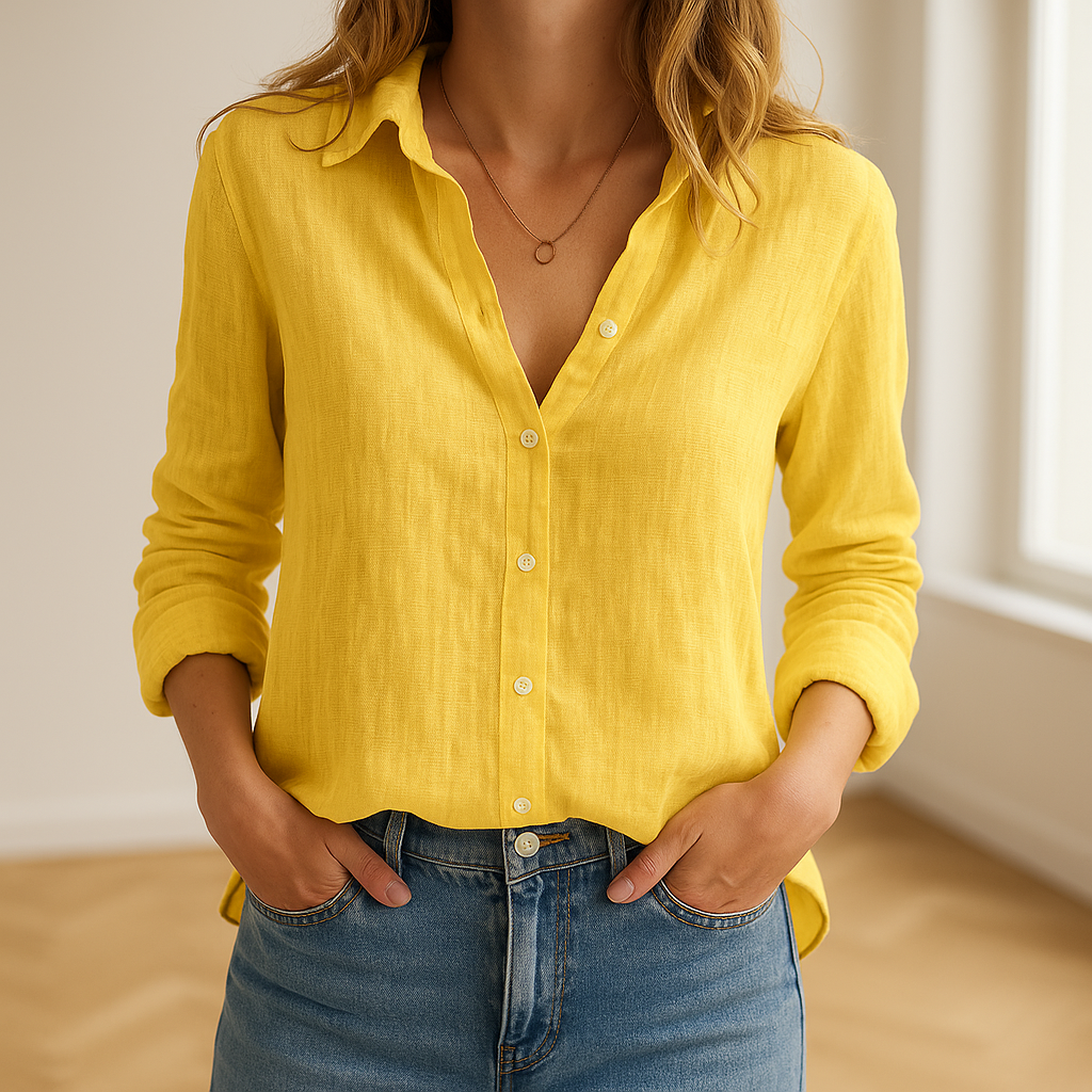 vrouw die een gele linnen damesblouse met lange mouwen draagt, staand in een lichte ruimte met natuurlijke lichtinval en een minimalistisch Zara-achtige achtergrond. De blouse heeft een luchtige pasvorm en is ideaal voor een zomerse, stijlvolle en duurzame outfit