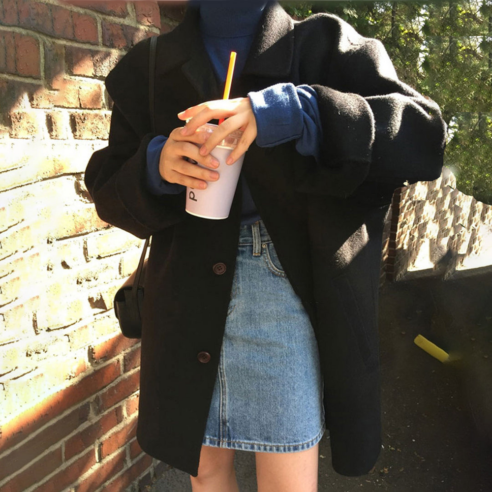De Hedy winterjas combineert ingetogen stijl met winterse warmte. Met een minimalistisch ontwerp, relaxte pasvorm en praktische voorzakken is deze jas perfect voor casual uitjes, boodschappen of stadswandelingen. Verkrijgbaar in khaki, beige en zwart, maten S-XL. Voeg comfort en tijdloze elegantie toe aan je garderobe met de Hedy. Bestel nu en geniet van moeiteloze stijl en warmte tijdens de koudere maanden!