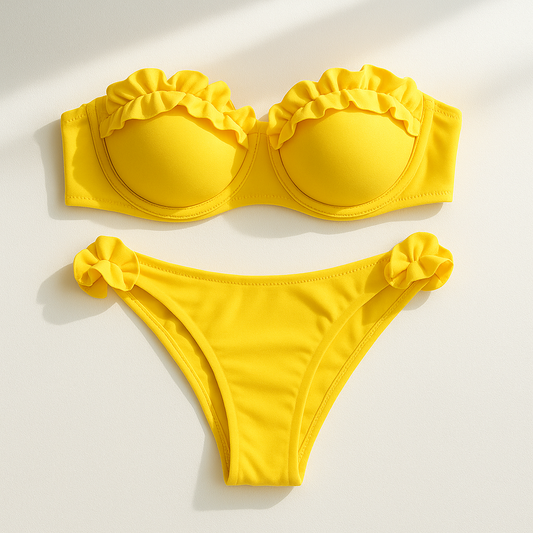 Opvallende felgele bikini met ruffle details op de top en broekje, ideaal voor een zonnige stranddag of zomervakantie.