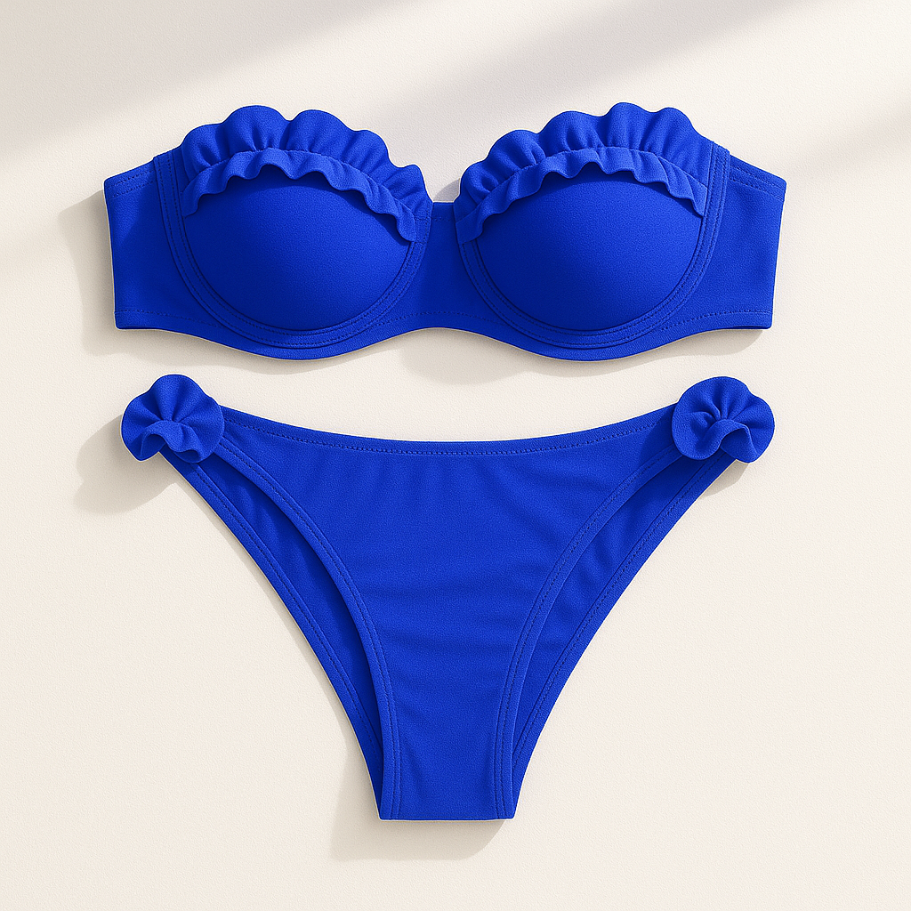 Kobaltblauwe damesbikini met speelse ruffles op de top en langs het broekje, perfect voor een kleurrijke en trendy beachlook.