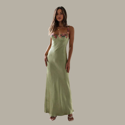 Zuri Jurk: een luxe en elegante jurk met een flatterend silhouet, boothals en hoge split, perfect voor tuinfeesten en formele evenementen. Gemaakt van hoogwaardig polyester en satijn voor een zijdezachte en comfortabele pasvorm. Geborduurde bloemen zorgen voor een verfijnde uitstraling. Verkrijgbaar in groen en zwart, maten S-XL. Upgrade je garderobe met de Zuri jurk en straal moeiteloze klasse en tijdloze elegantie uit bij elke gelegenheid!