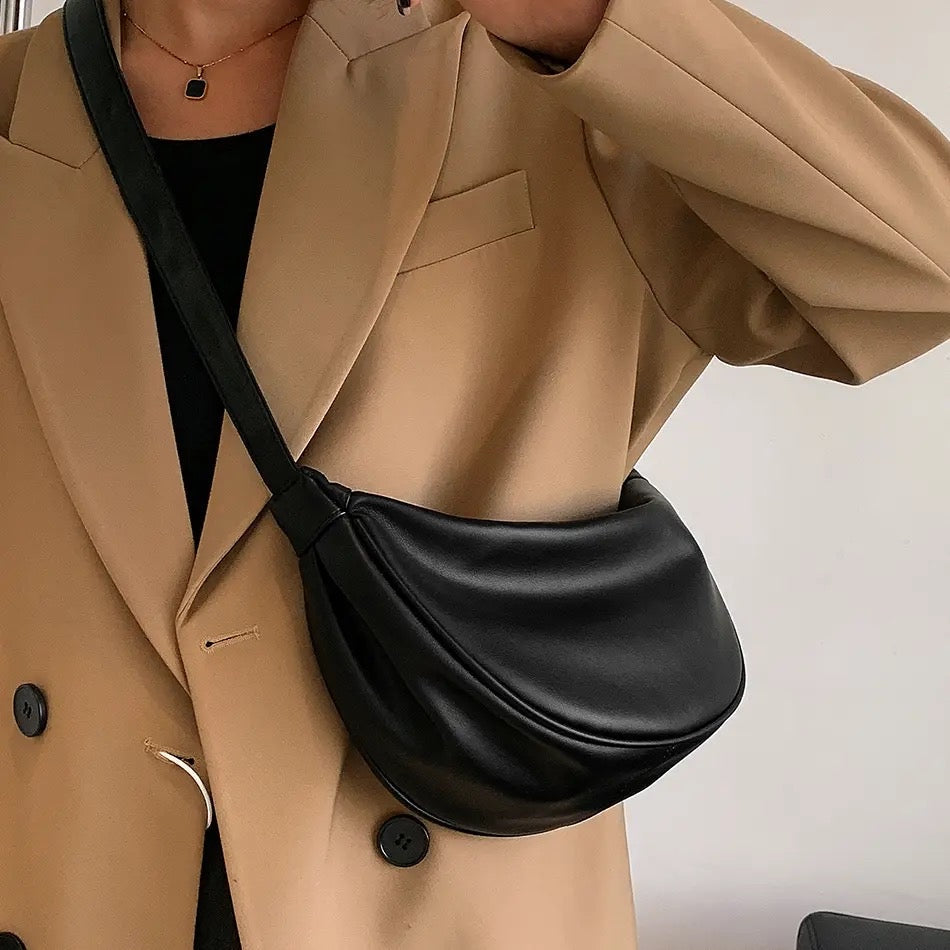 Essentiële minimalistische tas met moderne, rechte lijnen en multifunctionele draagopties