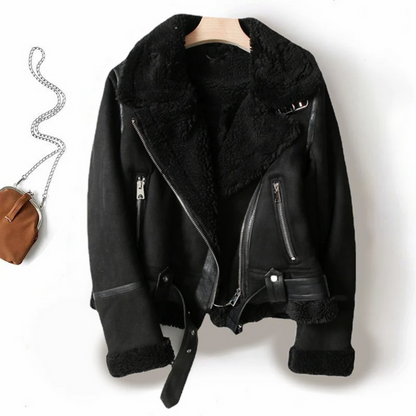 De Tierney winter bomberjack combineert knusse warmte met moderne stijl. Met een eigentijds ontwerp en comfortabele pasvorm is deze jas perfect voor casual uitjes en koude dagen. Verkrijgbaar in bruin en zwart, maten XS-XL. Voeg een trendy flair toe aan je wintergarderobe met de Tierney en blijf warm en stijlvol tijdens de koudere maanden. Bestel nu en geniet van comfort en een eigentijdse look!