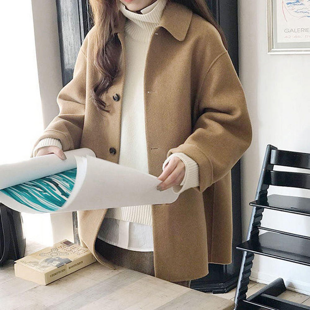 De Hedy winterjas combineert ingetogen stijl met winterse warmte. Met een minimalistisch ontwerp, relaxte pasvorm en praktische voorzakken is deze jas perfect voor casual uitjes, boodschappen of stadswandelingen. Verkrijgbaar in khaki, beige en zwart, maten S-XL. Voeg comfort en tijdloze elegantie toe aan je garderobe met de Hedy. Bestel nu en geniet van moeiteloze stijl en warmte tijdens de koudere maanden!