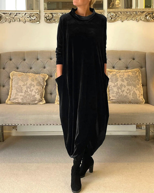 Violetta Fluwelen Jurk - Luxe jurk met stand-up kraag, lange mouwen en praktische zakken. Gemaakt van zachte fluwelen stof voor comfort en een stijlvolle uitstraling. Perfect voor herfst en winter, geschikt voor zowel casual als formele gelegenheden. Verkrijgbaar in groen, rood, violet, blauw en zwart, maten S-3XL. Bestel nu de Violetta jurk en voeg een vleugje elegantie toe aan je garderobe!