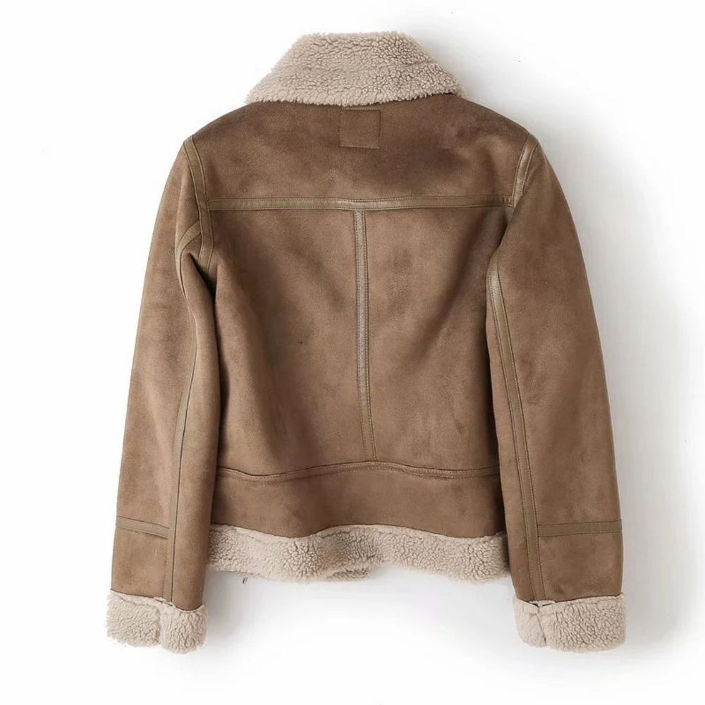 De Tierney winter bomberjack combineert knusse warmte met moderne stijl. Met een eigentijds ontwerp en comfortabele pasvorm is deze jas perfect voor casual uitjes en koude dagen. Verkrijgbaar in bruin en zwart, maten XS-XL. Voeg een trendy flair toe aan je wintergarderobe met de Tierney en blijf warm en stijlvol tijdens de koudere maanden. Bestel nu en geniet van comfort en een eigentijdse look!
