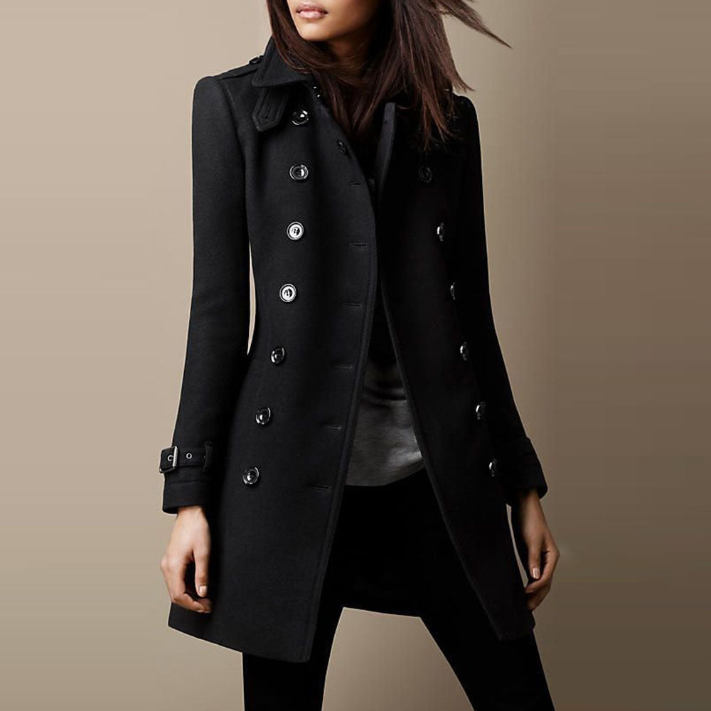 Fawn | Voeg klassieke elegantie toe aan je garderobe met de Fawn double-breasted jas. Met een getailleerde pasvorm, stijlvolle knoopdetails en rijke kleuren zoals blauw, groen, zwart en rood, is deze jas perfect voor kantoor, avondgelegenheden of dagelijkse uitstapjes. Beschikbaar in maten XS-2XL. Combineer warmte en tijdloze stijl met de Fawn en geef elke outfit een verfijnde touch. Bestel nu en upgrade je wintergarderobe!