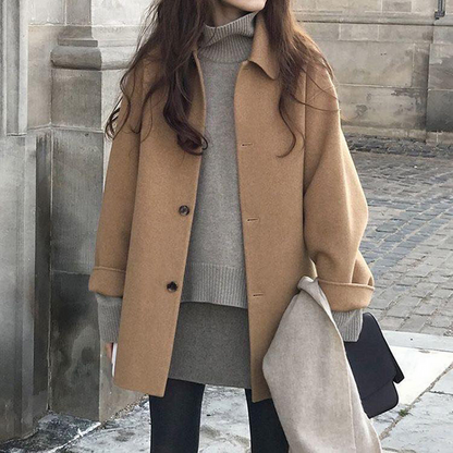 De Hedy winterjas combineert ingetogen stijl met winterse warmte. Met een minimalistisch ontwerp, relaxte pasvorm en praktische voorzakken is deze jas perfect voor casual uitjes, boodschappen of stadswandelingen. Verkrijgbaar in khaki, beige en zwart, maten S-XL. Voeg comfort en tijdloze elegantie toe aan je garderobe met de Hedy. Bestel nu en geniet van moeiteloze stijl en warmte tijdens de koudere maanden!