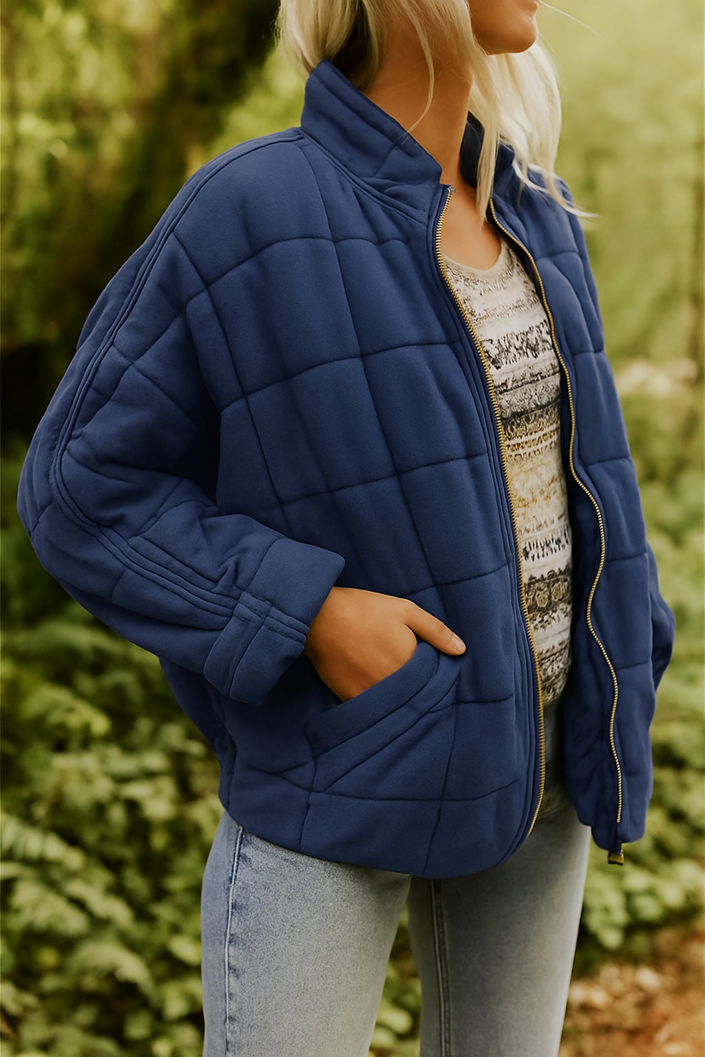 Ginevra jas: stijlvolle gewatteerde jas met zachte vulling, ideaal voor koude dagen. Met een moderne opstaande kraag en praktische zakken biedt de jas zowel warmte als functionaliteit. Perfect voor buitenactiviteiten of casual wandelingen. Verkrijgbaar in 13 kleuren, waaronder zwart, groen en roze, en in maten S t/m 2XL. Gemaakt van hoogwaardig polyester voor comfort en duurzaamheid. Kies de Ginevra voor een perfecte mix van stijl, warmte en gebruiksgemak. Bestel nu!