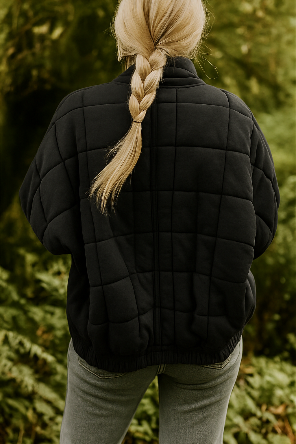 Ginevra jas: stijlvolle gewatteerde jas met zachte vulling, ideaal voor koude dagen. Met een moderne opstaande kraag en praktische zakken biedt de jas zowel warmte als functionaliteit. Perfect voor buitenactiviteiten of casual wandelingen. Verkrijgbaar in 13 kleuren, waaronder zwart, groen en roze, en in maten S t/m 2XL. Gemaakt van hoogwaardig polyester voor comfort en duurzaamheid. Kies de Ginevra voor een perfecte mix van stijl, warmte en gebruiksgemak. Bestel nu!
