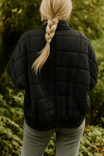 Ginevra jas: stijlvolle gewatteerde jas met zachte vulling, ideaal voor koude dagen. Met een moderne opstaande kraag en praktische zakken biedt de jas zowel warmte als functionaliteit. Perfect voor buitenactiviteiten of casual wandelingen. Verkrijgbaar in 13 kleuren, waaronder zwart, groen en roze, en in maten S t/m 2XL. Gemaakt van hoogwaardig polyester voor comfort en duurzaamheid. Kies de Ginevra voor een perfecte mix van stijl, warmte en gebruiksgemak. Bestel nu!