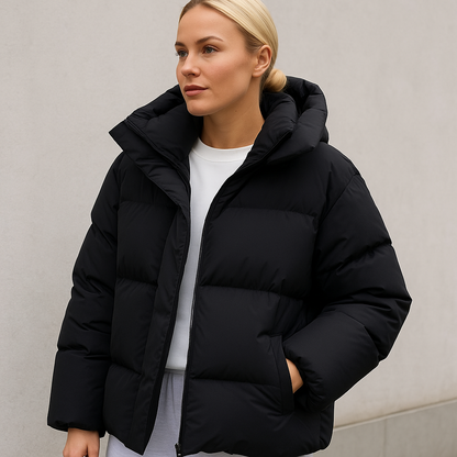 Aminta gewatteerde jas: warme en stijlvolle jas met een losse pasvorm, gezellige capuchon en uitstekende isolatie voor koude dagen. Perfect voor casual uitjes en winterse avonturen. Verkrijgbaar in Wijnrood, Zwart, Groen en Bruin, in maten S t/m L. Combineer comfort en trendy flair met de Aminta jas. Bestel nu en blijf warm en chic tijdens de koelere maanden!