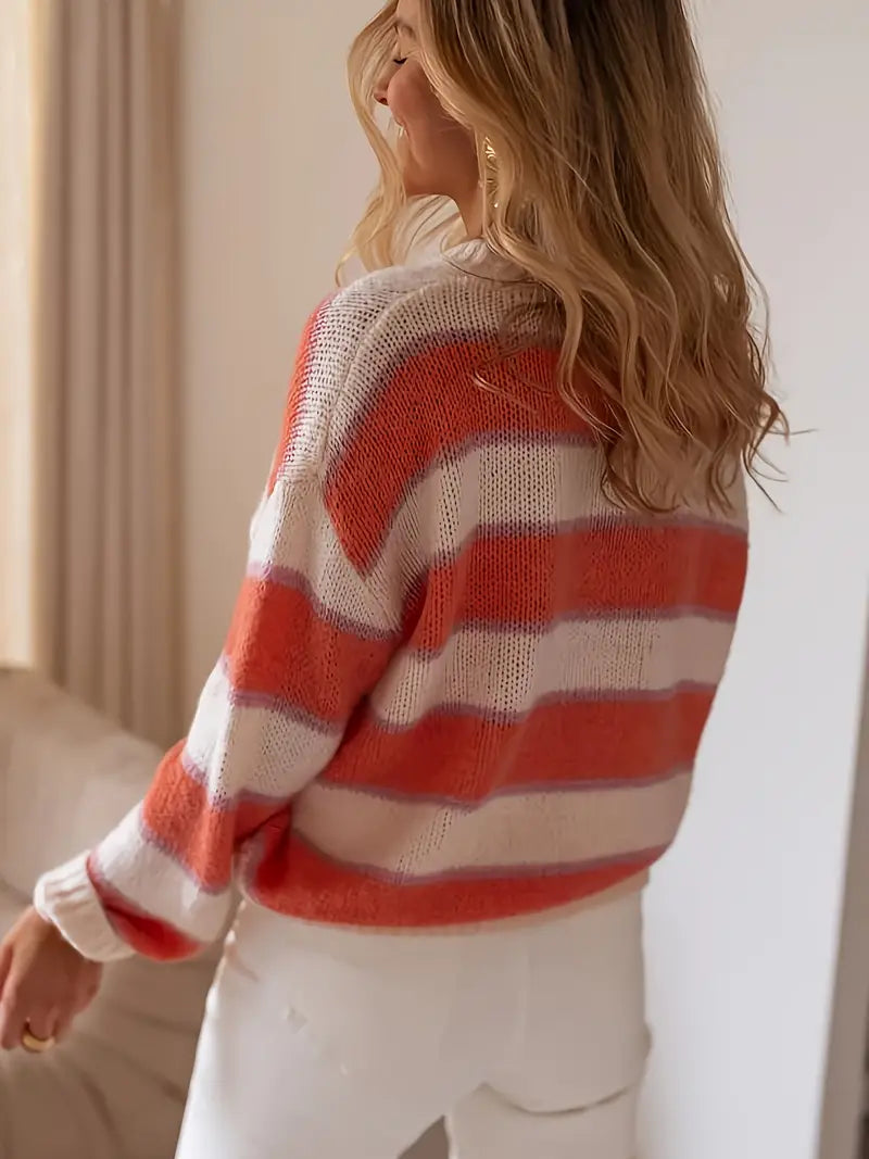 Daphne trui met gestreept ontwerp in oranje en wit – een speelse en knusse toevoeging aan je garderobe. Met een zachte breistof en een ontspannen pasvorm biedt deze trui comfort en warmte voor koelere dagen. Perfect voor casual weekends, koffiedates of als kleurrijke twist in je dagelijkse look. Combineer moeiteloos met jeans of leggings. Verkrijgbaar in oranje, maten S-XL. Voeg levendige charme en knus comfort toe aan je outfits met de Daphne. Bestel nu!