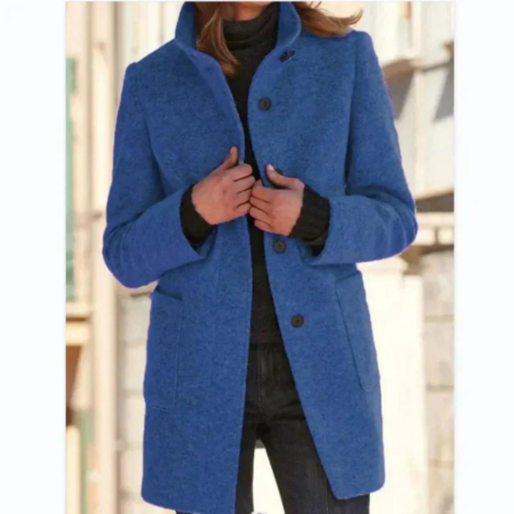 De Selah jas combineert moeiteloze warmte met tijdloze stijl. Met een klassiek ontwerp en flatterende pasvorm is deze jas perfect voor casual uitjes, kantoordagen en frisse dagen. Verkrijgbaar in koningsblauw, donkergrijs, groen, lichtgrijs, blauw en paars, maten S-4XL. Voeg elegantie en comfort toe aan je garderobe met de Selah. Bestel nu en geniet van een stijlvolle look en knus comfort tijdens de koelere maanden!
