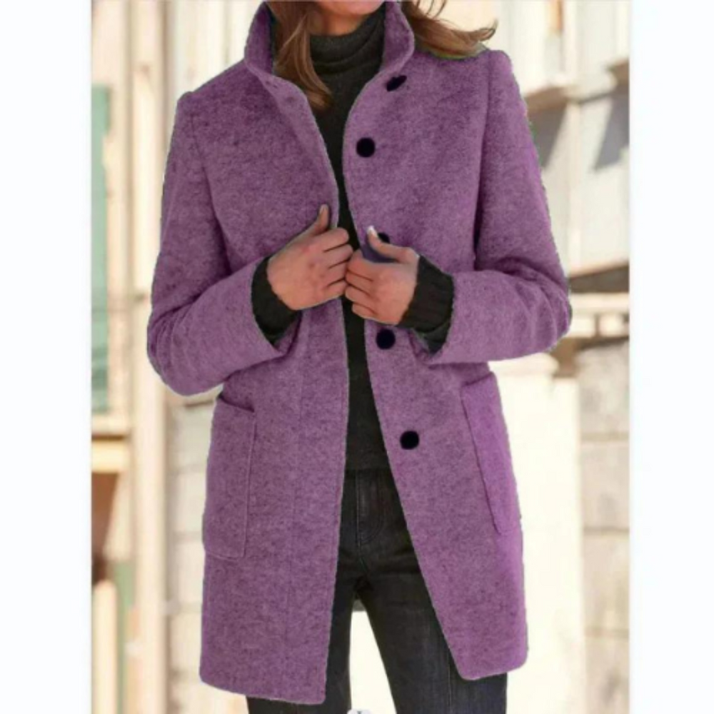 De Selah jas combineert moeiteloze warmte met tijdloze stijl. Met een klassiek ontwerp en flatterende pasvorm is deze jas perfect voor casual uitjes, kantoordagen en frisse dagen. Verkrijgbaar in koningsblauw, donkergrijs, groen, lichtgrijs, blauw en paars, maten S-4XL. Voeg elegantie en comfort toe aan je garderobe met de Selah. Bestel nu en geniet van een stijlvolle look en knus comfort tijdens de koelere maanden!