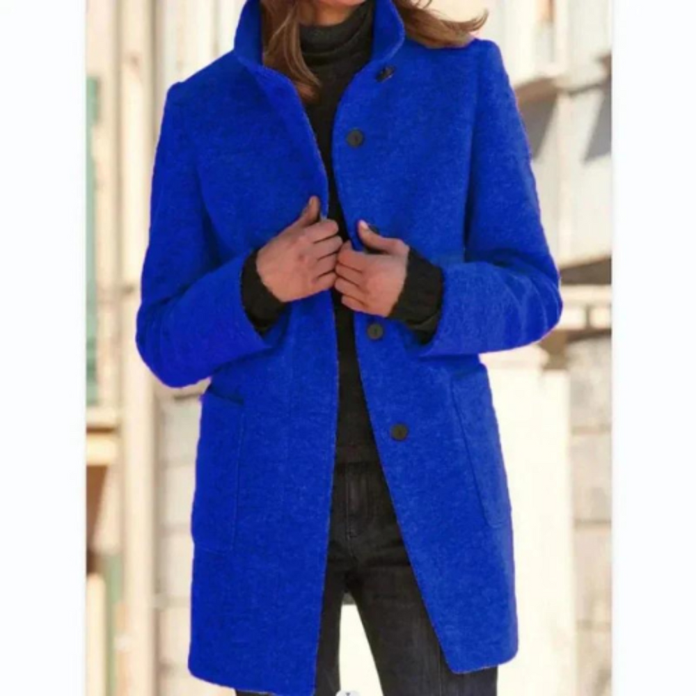 De Selah jas combineert moeiteloze warmte met tijdloze stijl. Met een klassiek ontwerp en flatterende pasvorm is deze jas perfect voor casual uitjes, kantoordagen en frisse dagen. Verkrijgbaar in koningsblauw, donkergrijs, groen, lichtgrijs, blauw en paars, maten S-4XL. Voeg elegantie en comfort toe aan je garderobe met de Selah. Bestel nu en geniet van een stijlvolle look en knus comfort tijdens de koelere maanden!