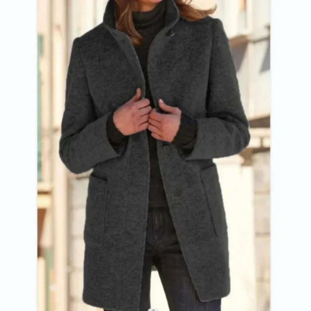 De Selah jas combineert moeiteloze warmte met tijdloze stijl. Met een klassiek ontwerp en flatterende pasvorm is deze jas perfect voor casual uitjes, kantoordagen en frisse dagen. Verkrijgbaar in koningsblauw, donkergrijs, groen, lichtgrijs, blauw en paars, maten S-4XL. Voeg elegantie en comfort toe aan je garderobe met de Selah. Bestel nu en geniet van een stijlvolle look en knus comfort tijdens de koelere maanden!