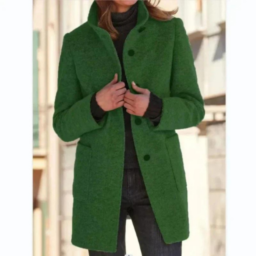 De Selah jas combineert moeiteloze warmte met tijdloze stijl. Met een klassiek ontwerp en flatterende pasvorm is deze jas perfect voor casual uitjes, kantoordagen en frisse dagen. Verkrijgbaar in koningsblauw, donkergrijs, groen, lichtgrijs, blauw en paars, maten S-4XL. Voeg elegantie en comfort toe aan je garderobe met de Selah. Bestel nu en geniet van een stijlvolle look en knus comfort tijdens de koelere maanden!