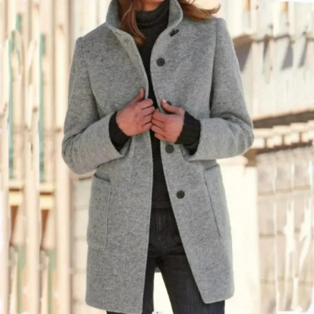 De Selah jas combineert moeiteloze warmte met tijdloze stijl. Met een klassiek ontwerp en flatterende pasvorm is deze jas perfect voor casual uitjes, kantoordagen en frisse dagen. Verkrijgbaar in koningsblauw, donkergrijs, groen, lichtgrijs, blauw en paars, maten S-4XL. Voeg elegantie en comfort toe aan je garderobe met de Selah. Bestel nu en geniet van een stijlvolle look en knus comfort tijdens de koelere maanden!