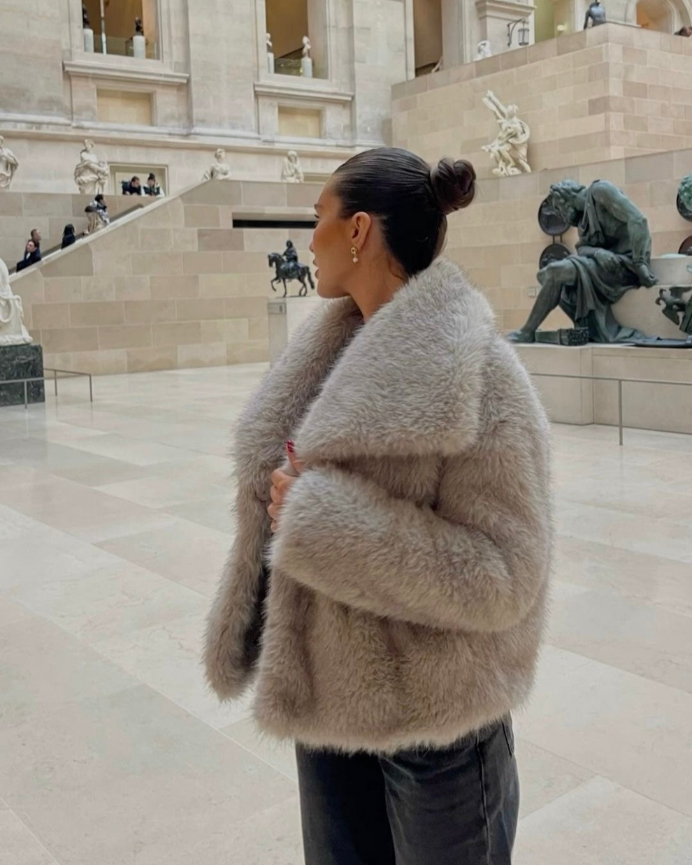 vrouw in dikke zachte faux fur (vegan bont) jas met grote kraag 