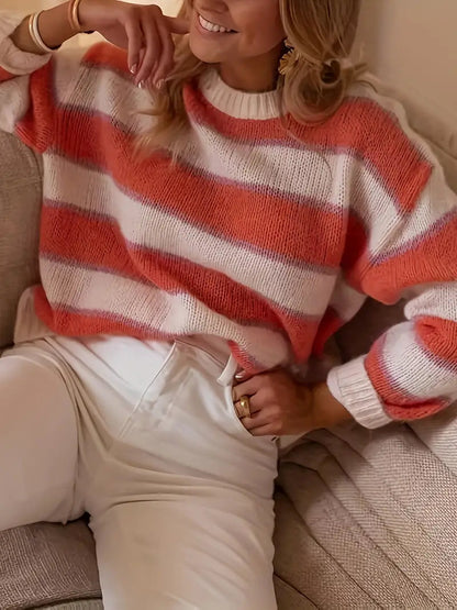 Daphne trui met gestreept ontwerp in oranje en wit – een speelse en knusse toevoeging aan je garderobe. Met een zachte breistof en een ontspannen pasvorm biedt deze trui comfort en warmte voor koelere dagen. Perfect voor casual weekends, koffiedates of als kleurrijke twist in je dagelijkse look. Combineer moeiteloos met jeans of leggings. Verkrijgbaar in oranje, maten S-XL. Voeg levendige charme en knus comfort toe aan je outfits met de Daphne. Bestel nu!