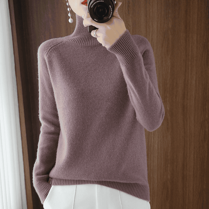 Lucinda coltrui: stijlvolle en comfortabele trui van hoogwaardige wol en polyester, perfect voor koelere dagen. Met een tijdloos colontwerp en een veelzijdig silhouet voegt de Lucinda een vleugje luxe en elegantie toe aan elke outfit. Verkrijgbaar in Wit, Groen, Lila, Zwart, Blauw, Roze, Grijs, Beige en Kamel, in maten S t/m 2XL. Combineer warmte en stijl met deze duurzame must-have. Bestel nu en upgrade je garderobe met tijdloze klasse!
