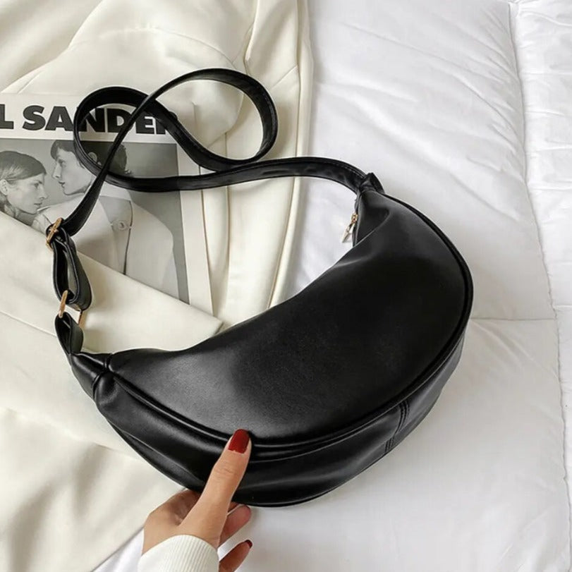 Vegan leren crossbody met tijdloze structuur en praktische indeling – perfecte daily bag.