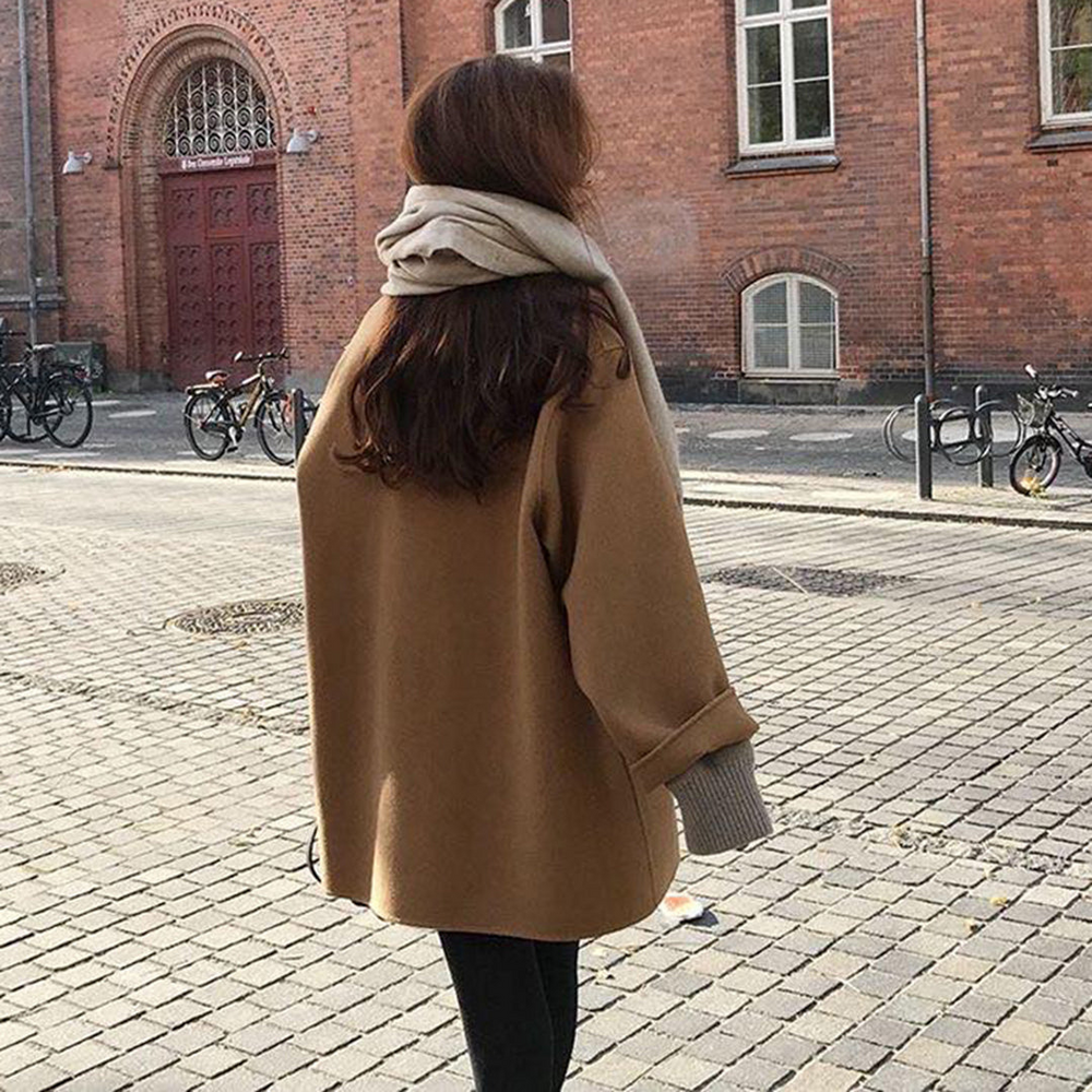 De Hedy winterjas combineert ingetogen stijl met winterse warmte. Met een minimalistisch ontwerp, relaxte pasvorm en praktische voorzakken is deze jas perfect voor casual uitjes, boodschappen of stadswandelingen. Verkrijgbaar in khaki, beige en zwart, maten S-XL. Voeg comfort en tijdloze elegantie toe aan je garderobe met de Hedy. Bestel nu en geniet van moeiteloze stijl en warmte tijdens de koudere maanden!