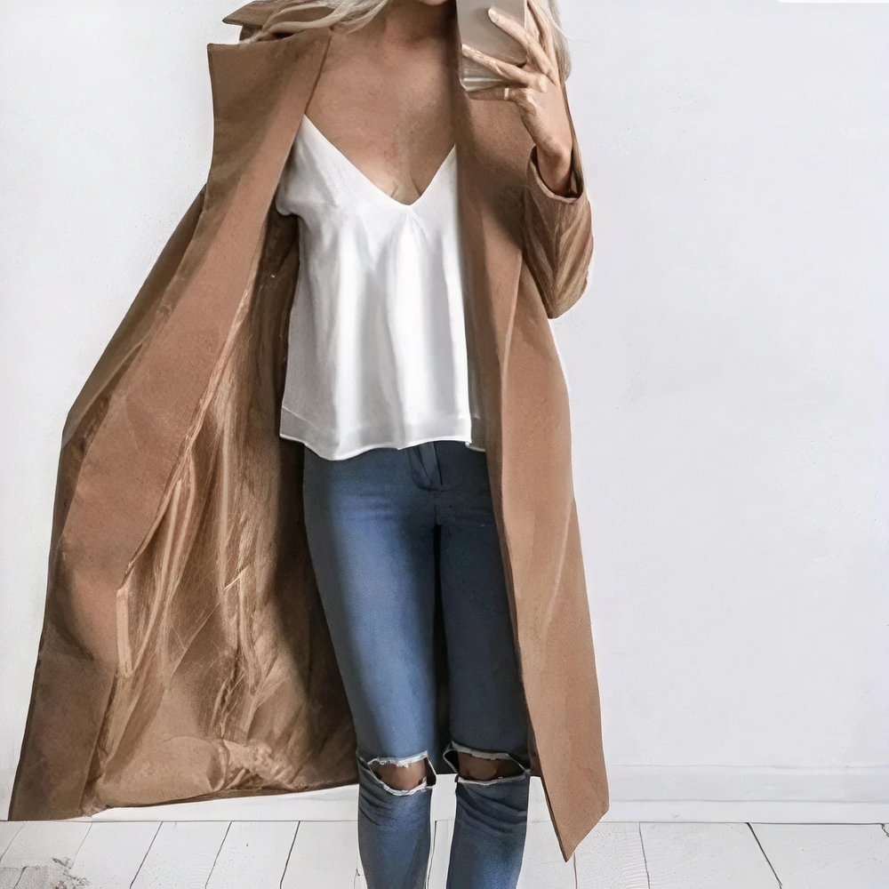 De Amethyst trenchcoat biedt tijdloze verfijning en winterse elegantie. Met een lange, getailleerde pasvorm en veelzijdige kleuren tilt deze jas elke outfit naar een hoger niveau. Ideaal voor casual uitstapjes, werkdagen en buitenwandelingen, terwijl je warm en comfortabel blijft. Verkrijgbaar in khaki, rood, zwart en grijs, maten S-4XL. Voeg stijl en warmte toe aan je wintergarderobe met de Amethyst. Bestel nu en blijf chic tijdens koude dagen!