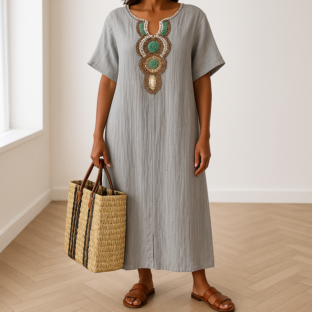 Eshun kaftan maxi-jurk – een combinatie van verfijning en comfort. Met elegante borduursels, een hoge split en een ademende mix van katoen en linnen voor ultiem draaggemak. Perfect voor zomerse dagen, stranduitjes of chique gelegenheden. Verkrijgbaar in wit, roze, grijs en blauw, in maten XS-2XL. Een tijdloze toevoeging aan je garderobe. Bestel nu en ervaar moeiteloze elegantie en stijl!