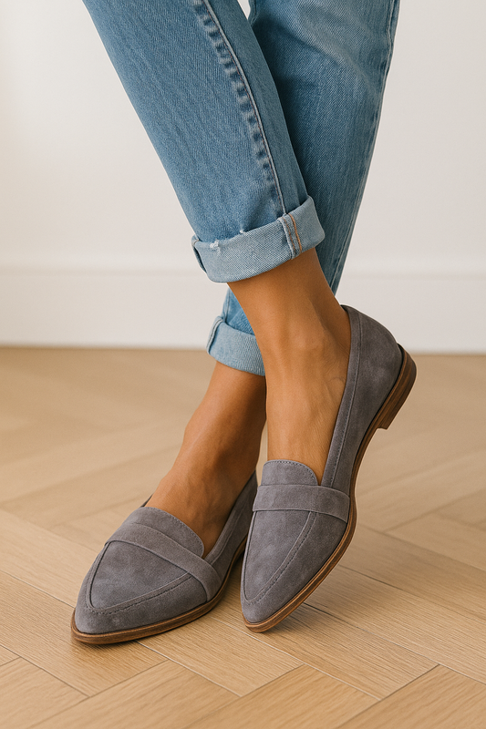 vrouw in luxe puntige suede loafers 