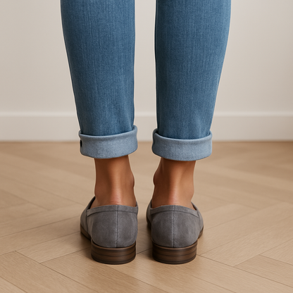 vrouw in luxe puntige suede loafers 
