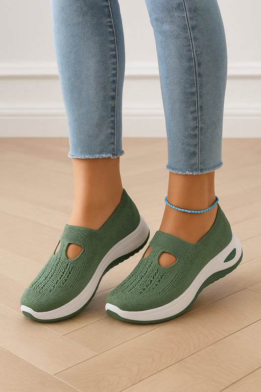 vrouw met orthopedische comfortbale luchtige instappers met sneaker styling