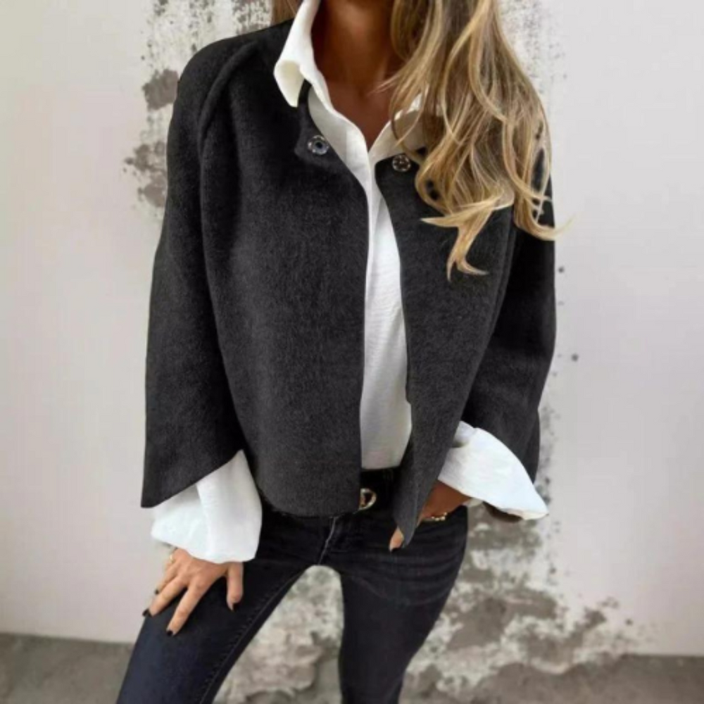 Mai Jas - Voeg moderne elegantie toe aan je garderobe met Mai, een stijlvolle jas met knoopsluiting en een gestructureerd silhouet. Perfect voor werk, casual uitstapjes of semi-formele gelegenheden. Verkrijgbaar in khaki, grijs, zwart, blauw, groen en rood, in maten S-4XL. Het strakke ontwerp en de comfortabele pasvorm maken Mai een veelzijdige must-have. Upgrade je look met Mai en ervaar de perfecte mix van stijl en comfort. Bestel nu en straal moeiteloze chic uit!
