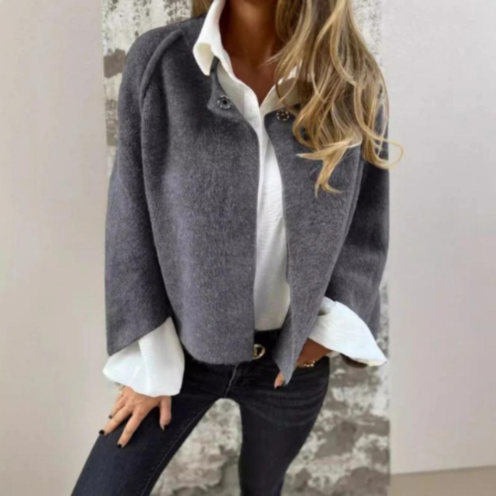 Mai Jas - Voeg moderne elegantie toe aan je garderobe met Mai, een stijlvolle jas met knoopsluiting en een gestructureerd silhouet. Perfect voor werk, casual uitstapjes of semi-formele gelegenheden. Verkrijgbaar in khaki, grijs, zwart, blauw, groen en rood, in maten S-4XL. Het strakke ontwerp en de comfortabele pasvorm maken Mai een veelzijdige must-have. Upgrade je look met Mai en ervaar de perfecte mix van stijl en comfort. Bestel nu en straal moeiteloze chic uit!