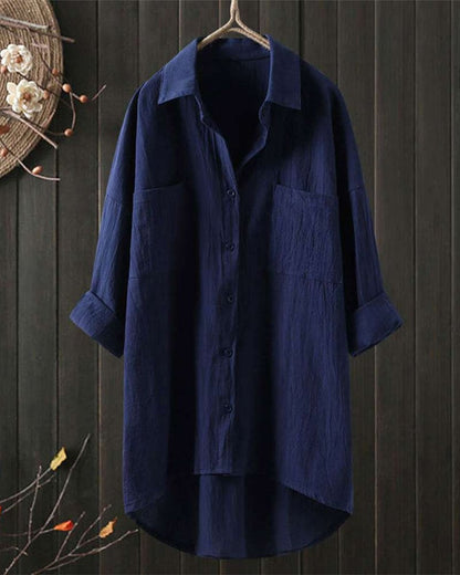 Vivienna Blouse - Ontdek de perfecte mix van comfort en stijl met Vivienna, een losvallende blouse met een tijdloos silhouet. Ideaal voor casual en professionele outfits, gemaakt van ademend katoen en linnen. Verkrijgbaar in wit, zwart, beige, grijs, groen en blauw, in maten XS-4XL. Combineer moeiteloos voor elke gelegenheid en geniet van een ontspannen pasvorm die elk figuur flatteert. Bestel nu en voeg veelzijdige elegantie toe aan je garderobe!