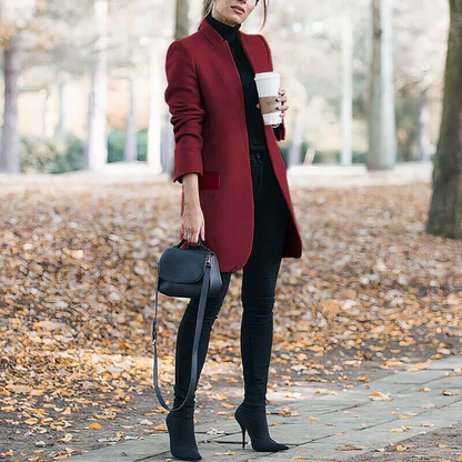 De Amethyst trenchcoat biedt tijdloze verfijning en winterse elegantie. Met een lange, getailleerde pasvorm en veelzijdige kleuren tilt deze jas elke outfit naar een hoger niveau. Ideaal voor casual uitstapjes, werkdagen en buitenwandelingen, terwijl je warm en comfortabel blijft. Verkrijgbaar in khaki, rood, zwart en grijs, maten S-4XL. Voeg stijl en warmte toe aan je wintergarderobe met de Amethyst. Bestel nu en blijf chic tijdens koude dagen!