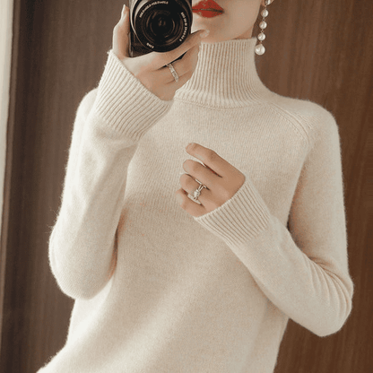 Lucinda coltrui: stijlvolle en comfortabele trui van hoogwaardige wol en polyester, perfect voor koelere dagen. Met een tijdloos colontwerp en een veelzijdig silhouet voegt de Lucinda een vleugje luxe en elegantie toe aan elke outfit. Verkrijgbaar in Wit, Groen, Lila, Zwart, Blauw, Roze, Grijs, Beige en Kamel, in maten S t/m 2XL. Combineer warmte en stijl met deze duurzame must-have. Bestel nu en upgrade je garderobe met tijdloze klasse!
