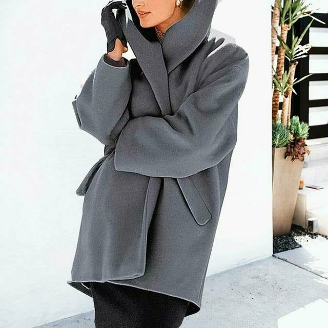 De Camille winterjas combineert knus comfort met moeiteloze stijl. Met een relaxte pasvorm en warme materialen is deze jas ideaal voor casual dagen en winterse uitstapjes. Verkrijgbaar in khaki, grijs, rood en lichtblauw, maten S-4XL. Perfect voor layering en het creëren van een chique, nonchalante look. Voeg de Camille toe aan je garderobe en geniet van ultieme warmte en trendy design tijdens de koudere maanden. Bestel nu en blijf stijlvol warm!