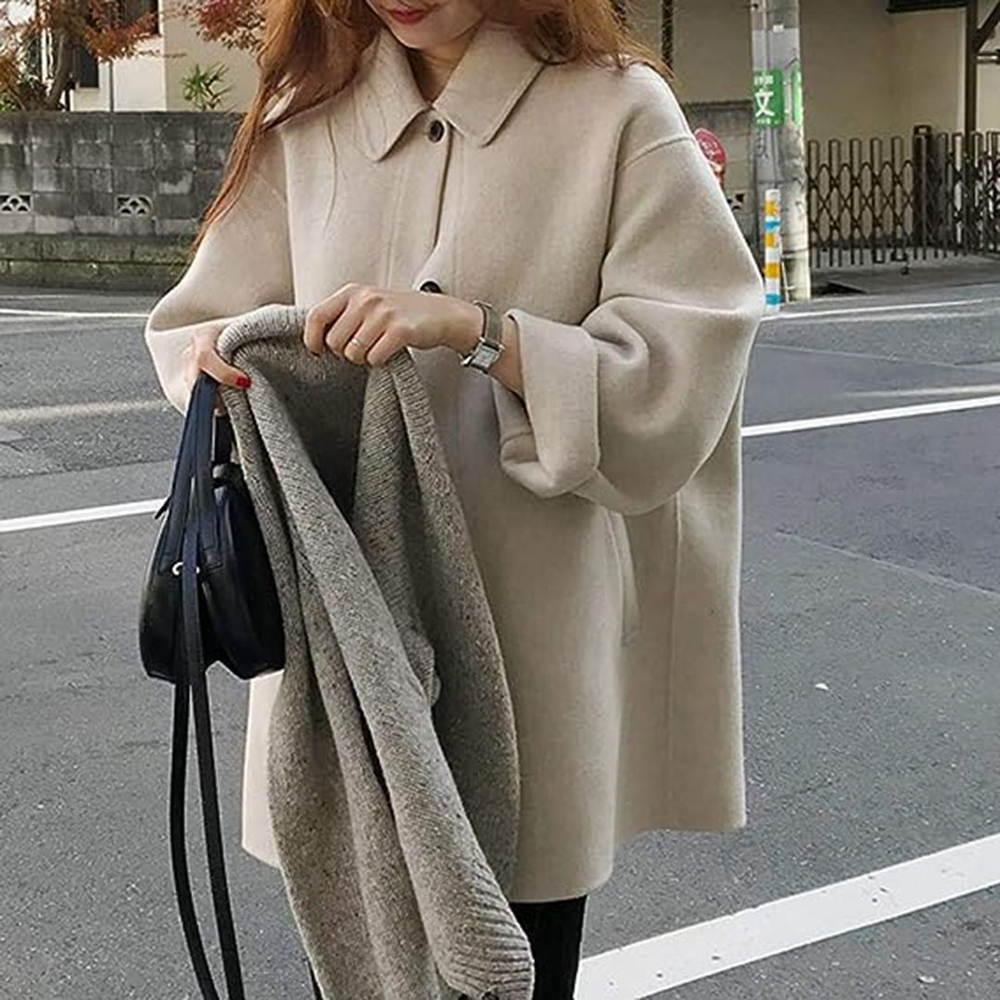 De Hedy winterjas combineert ingetogen stijl met winterse warmte. Met een minimalistisch ontwerp, relaxte pasvorm en praktische voorzakken is deze jas perfect voor casual uitjes, boodschappen of stadswandelingen. Verkrijgbaar in khaki, beige en zwart, maten S-XL. Voeg comfort en tijdloze elegantie toe aan je garderobe met de Hedy. Bestel nu en geniet van moeiteloze stijl en warmte tijdens de koudere maanden!
