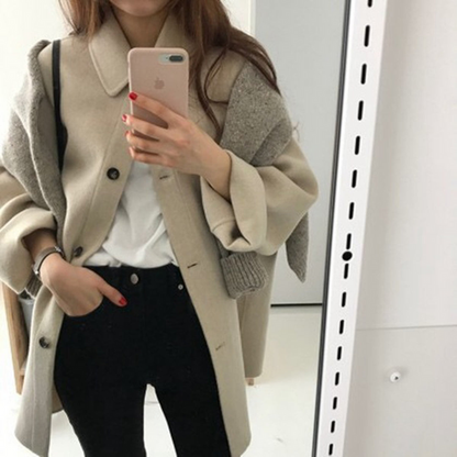 De Hedy winterjas combineert ingetogen stijl met winterse warmte. Met een minimalistisch ontwerp, relaxte pasvorm en praktische voorzakken is deze jas perfect voor casual uitjes, boodschappen of stadswandelingen. Verkrijgbaar in khaki, beige en zwart, maten S-XL. Voeg comfort en tijdloze elegantie toe aan je garderobe met de Hedy. Bestel nu en geniet van moeiteloze stijl en warmte tijdens de koudere maanden!