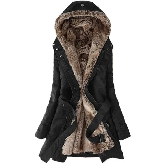 Zuri | Voeg warmte en verfijning toe aan je wintergarderobe met de Zuri. Deze stijlvolle jas heeft een knusse capuchon, een ultrazachte binnenvoering en een verstelbare tailleband voor een flatterende pasvorm. Verkrijgbaar in tijdloos zwart en elegant groen, en maten XS-2XL. Perfect voor winterse wandelingen, stadsuitjes of avonturen buitenshuis. Combineer comfort en stijl met de Zuri en blijf het hele seizoen knus en modieus. Bestel nu jouw perfecte winterjas!