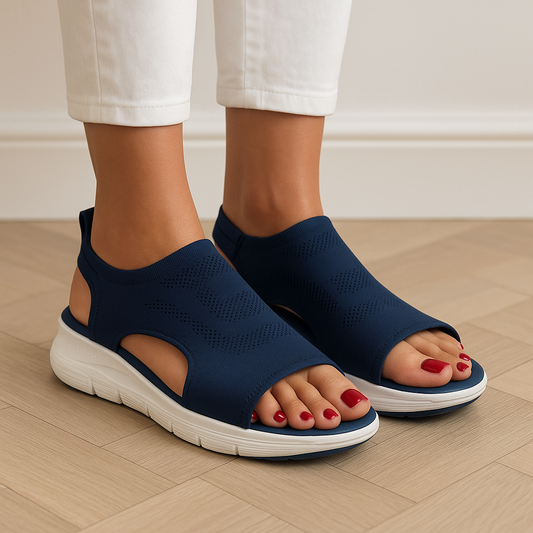 Zomerse blauwe orthopedische sandalen met zachte comfortabele zool en luchtig elastisch bovenwerk