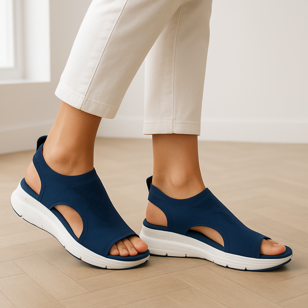 Zomerse blauwe orthopedische sandalen met zachte comfortabele zool en luchtig elastisch bovenwerk gedragen door vrouw die erop loopt
