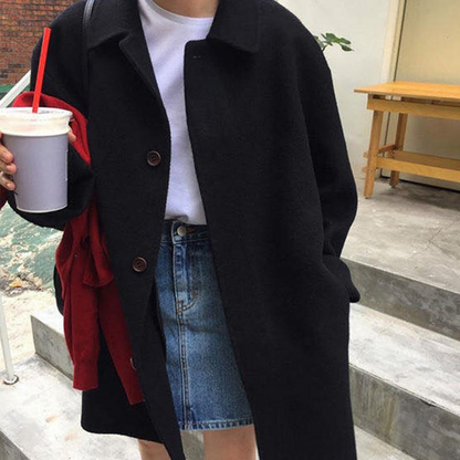 De Hedy winterjas combineert ingetogen stijl met winterse warmte. Met een minimalistisch ontwerp, relaxte pasvorm en praktische voorzakken is deze jas perfect voor casual uitjes, boodschappen of stadswandelingen. Verkrijgbaar in khaki, beige en zwart, maten S-XL. Voeg comfort en tijdloze elegantie toe aan je garderobe met de Hedy. Bestel nu en geniet van moeiteloze stijl en warmte tijdens de koudere maanden!