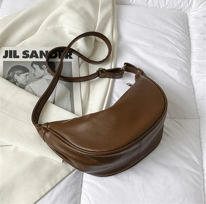 Dagelijkse tas met minimalistische elegantie, verstelbare strap en overzichtelijke hoofdcompartiment