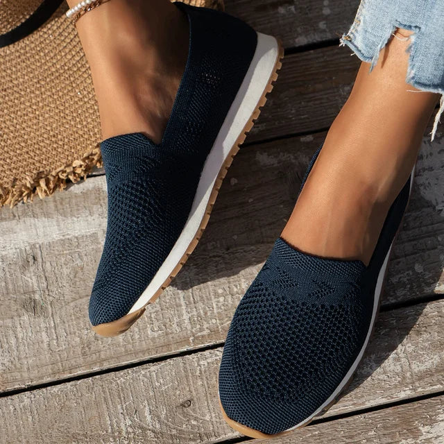 Giavanna gebreide loafers Ð stijlvol, lichtgewicht en comfortabel. Het ademende gebreide bovenwerk houdt je voeten koel, terwijl de flexibele rubberen zool zorgt voor moeiteloze beweging. De slip-on stijl maakt ze perfect voor een drukke levensstijl. Ideaal voor casual uitjes of dagelijkse bezigheden. Verkrijgbaar in Apricot, Zwart, Hemelsblauw en Marineblauw, maten 36-43. Upgrade je look met de Giavanna loafers en geniet van ultiem comfort en veelzijdigheid.