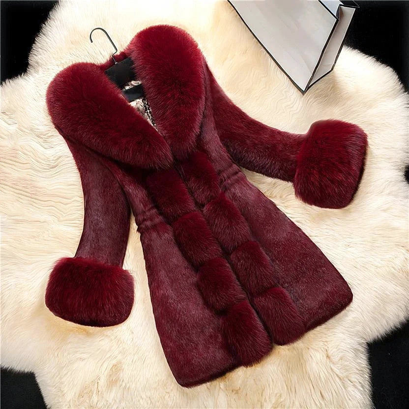 Solange | Voeg luxe en verfijning toe aan je wintergarderobe met de Solange. Deze elegante jas heeft een zachte kraag en bontafgewerkte manchetten voor extra warmte en stijl. Het tijdloze design en de klassieke kleuren wit, rood en zwart maken het de perfecte keuze voor elke gelegenheid. Verkrijgbaar in maten S-3XL, ideaal voor chique winteruitjes of elegante avonden. Combineer comfort en glamour met de Solange. Bestel nu en geniet van warmte en klasse dit seizoen!